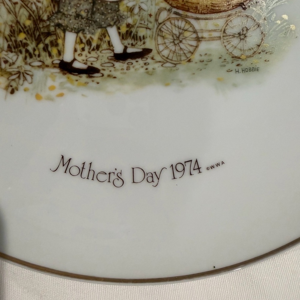 Mother's Day 1974 Decorative Plate with Little Girl and Pram Holly Hobbie - Picture 2 of 4